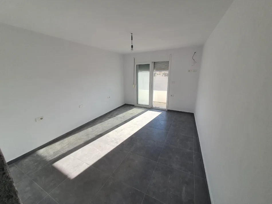 Durres, shes apartament 1+1+Ballkon Kati 2, 75 m² 52.000 € (shkozet)