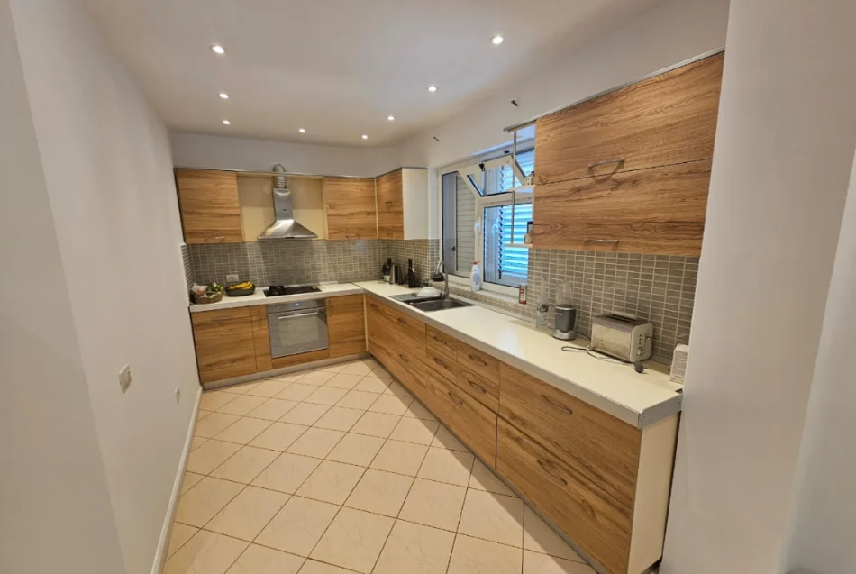 Tirane, jepet me qera Vile 3 Katshe Kati 0, 650 m² 3.000 € (Prane Kapiten Mire Zotit)