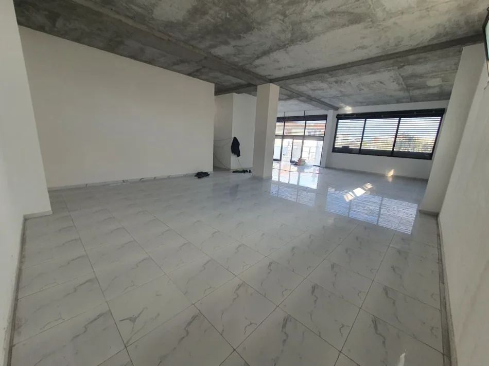 Durres, jap me qera ambjent biznesi Kati 1, 160 m² (shkozet)