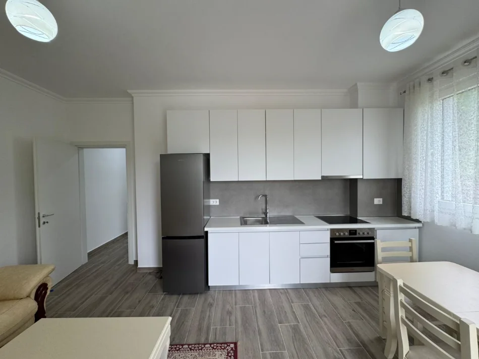 Tirane, jepet me qera apartament 2+1+Ballkon Kati 2, 80 m² 400 € (Kombinat)