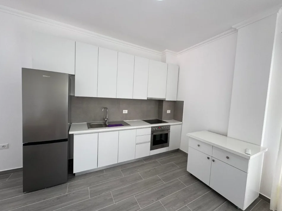 Tirane, jepet me qera apartament 2+1+Ballkon Kati 2, 120 m² 500 € (Kombinat)