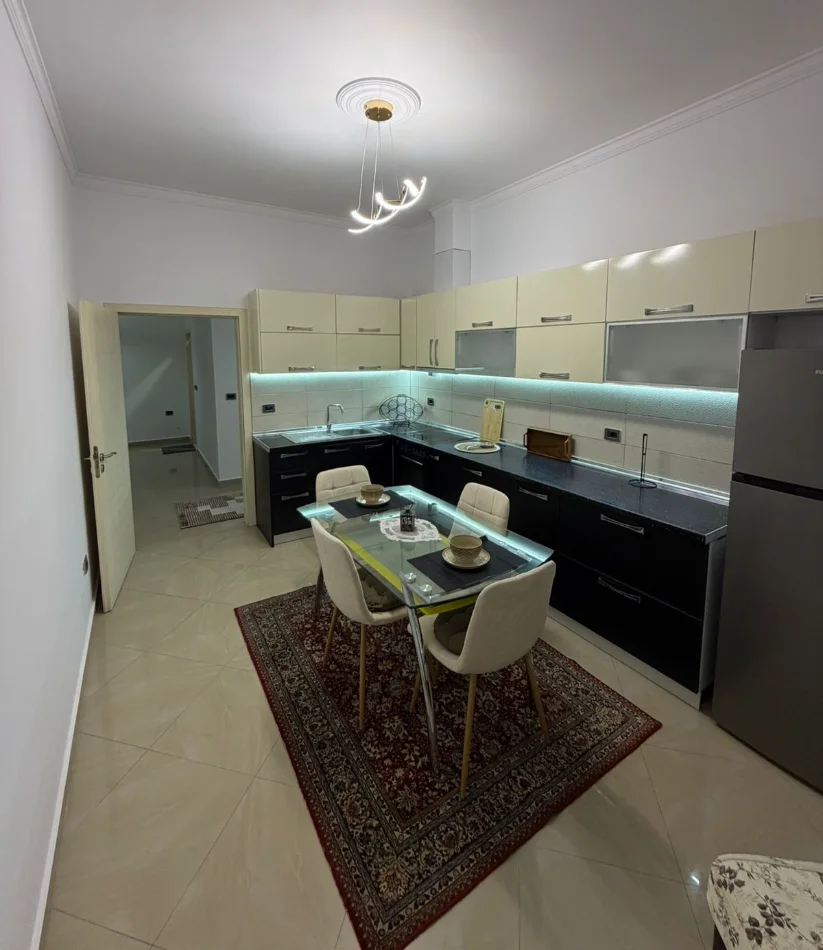 Tirane, jepet me qera apartament 2+1 , 110 m² 650 € 