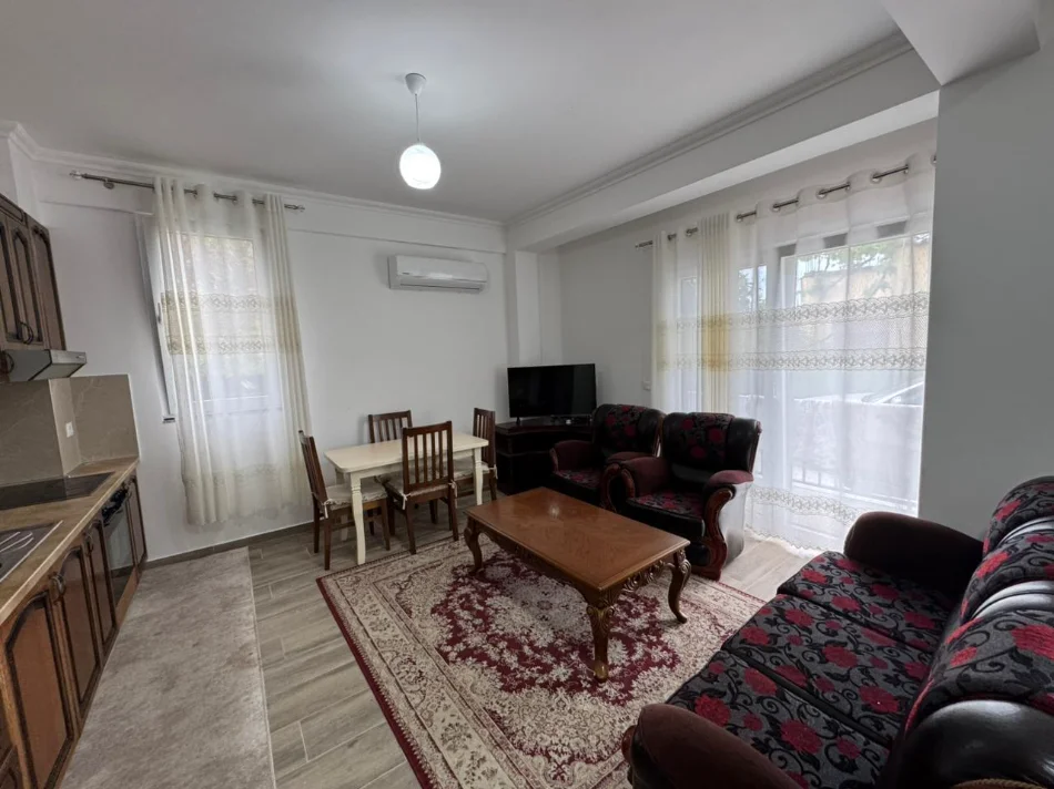Tirane, jepet me qera apartament 2+1+Ballkon Kati 1, 124 m² 500 € (Kombinat)