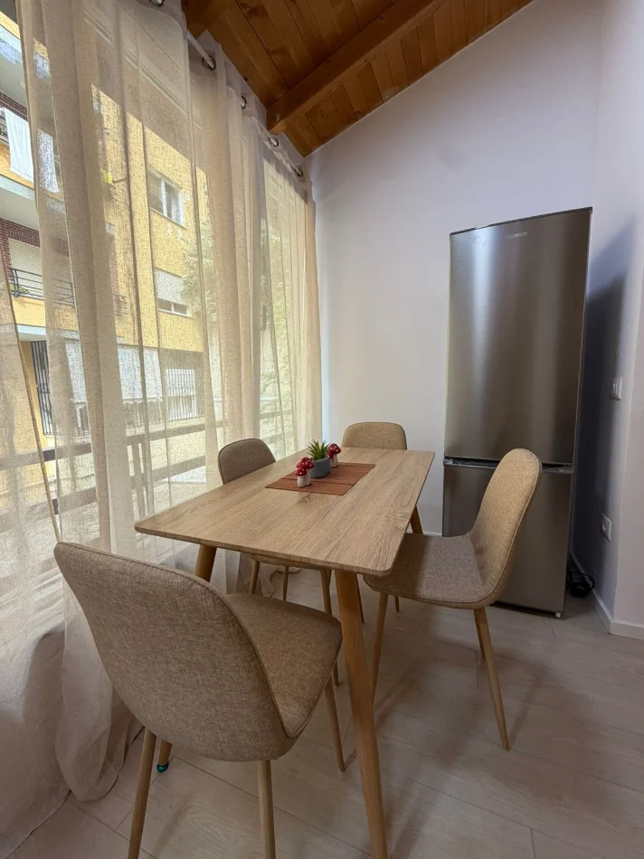 Tirane, jepet me qera apartament 1+1+Ballkon Kati 1, 60 m² 600 € (prane Xhangollit)