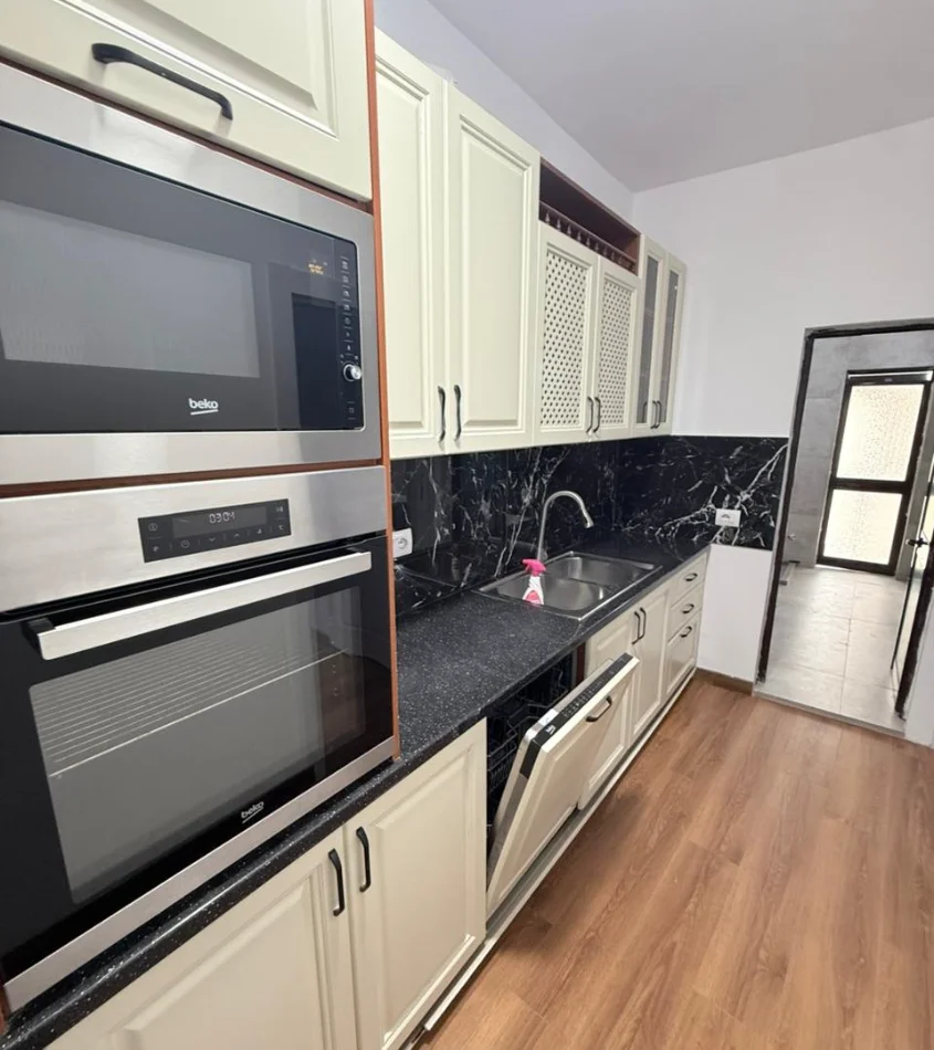 Tirane, jepet me qera apartament 2+1 , 85 m² 600 € 