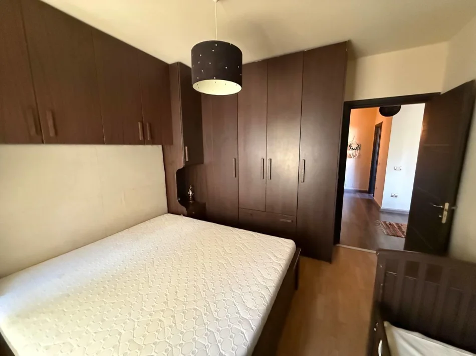 Tirane, jepet me qera apartament 1+1+Ballkon Kati 4, 67 m² 600 € (Liqeni i Thate)