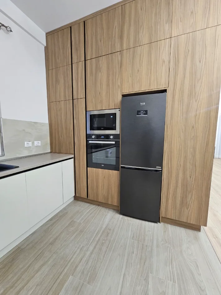 Tirane, jepet me qera Vile 3 Katshe , 240 m² 2.500 € (TEG)