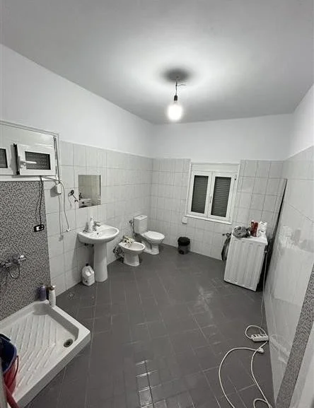 Tirane, jepet me qera Vile Kati 2, 150 m² 500 € (Rruga Lagjia e Re)