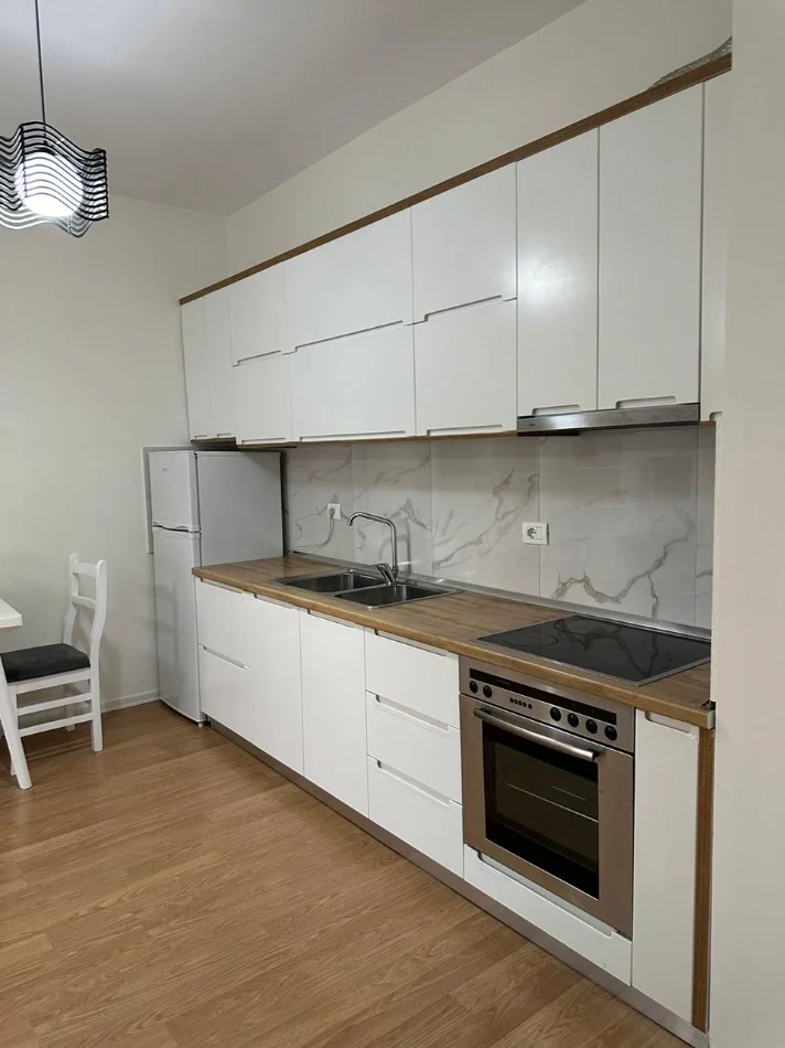 Tirane, jepet me qera apartament 1+1+Ballkon Kati 4, 60 m² 500 € (Brryli)