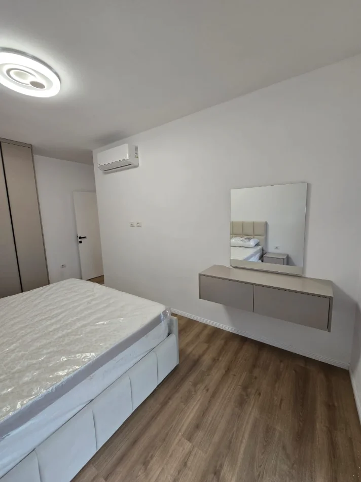 Tirane, jepet me qera apartament 2+1 , 150 m² 1.200 € (Pranë Shkollës së Kuqe)