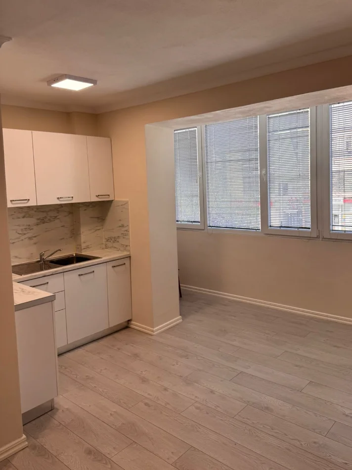 Tirane, jepet me qera zyre , 70 m² 800 € 