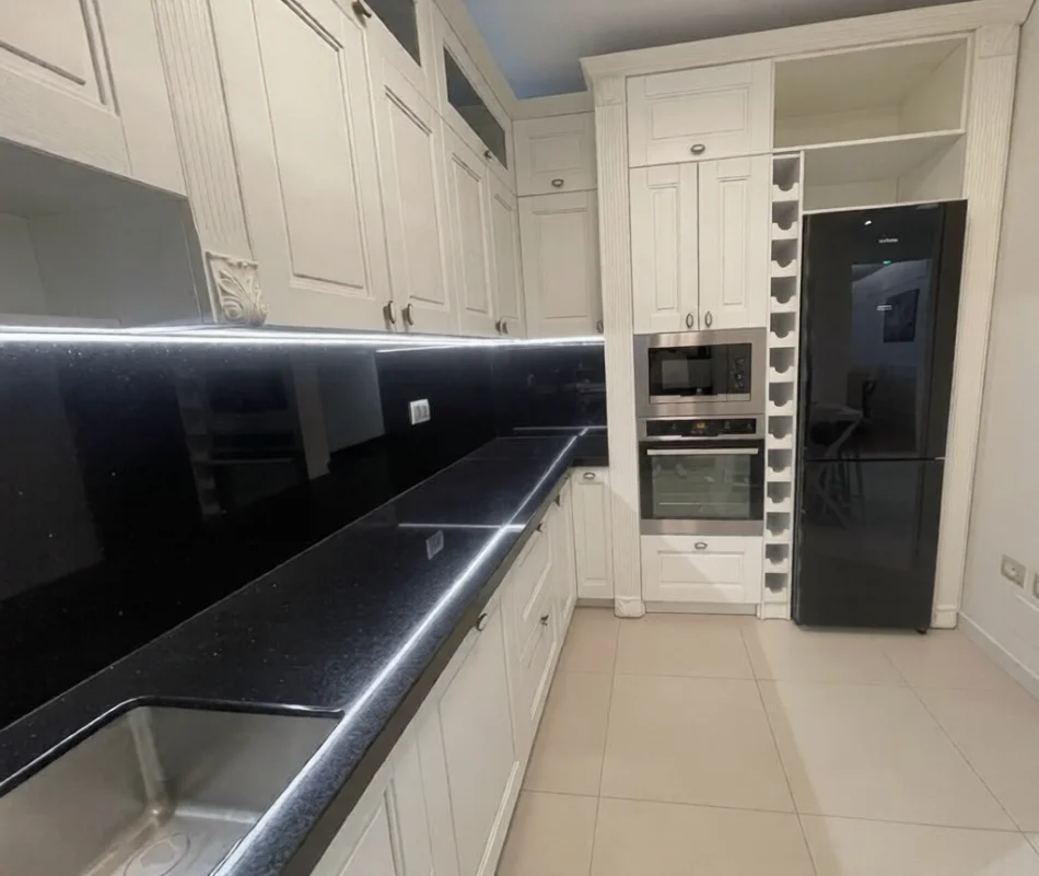 Tirane, jepet me qera apartament 3+1 , 180 m² 2.500 € 