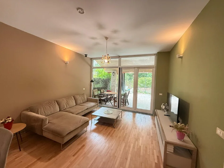 Tirane, jepet me qera apartament 2+1 Kati 0, 160 m² 1.000 € (Teg)