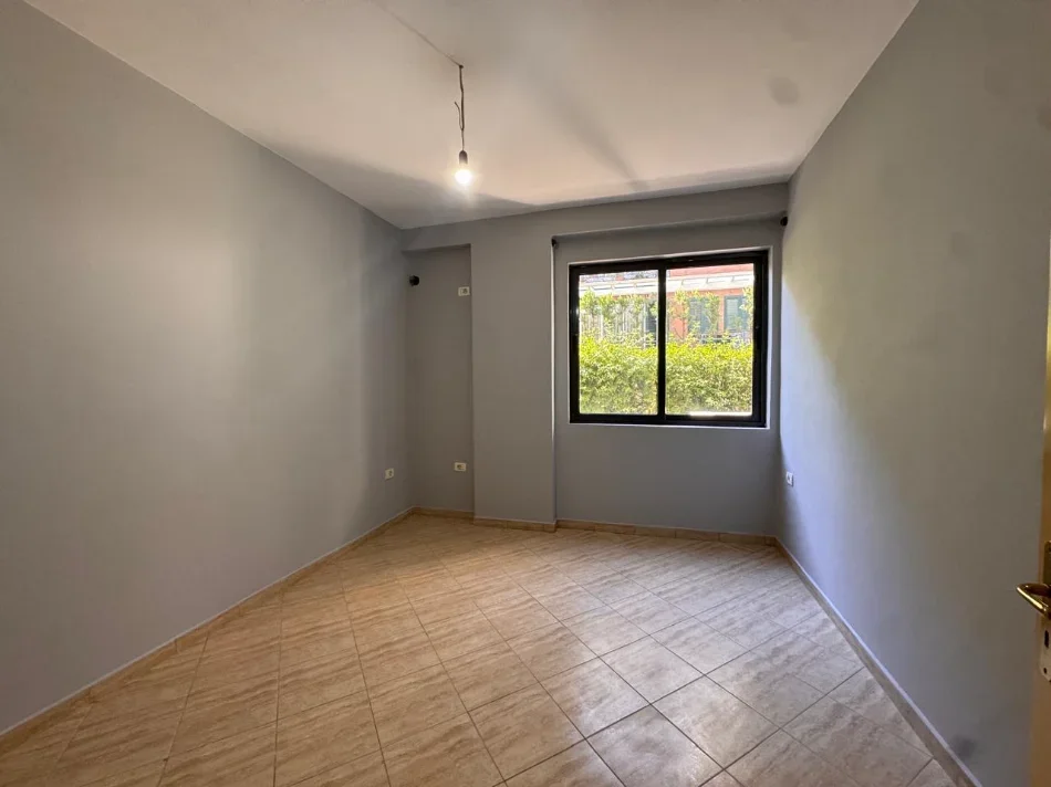 Tirane, jepet me qera zyre Kati 2, 65 m² 470 € (kodra e diellit 1)