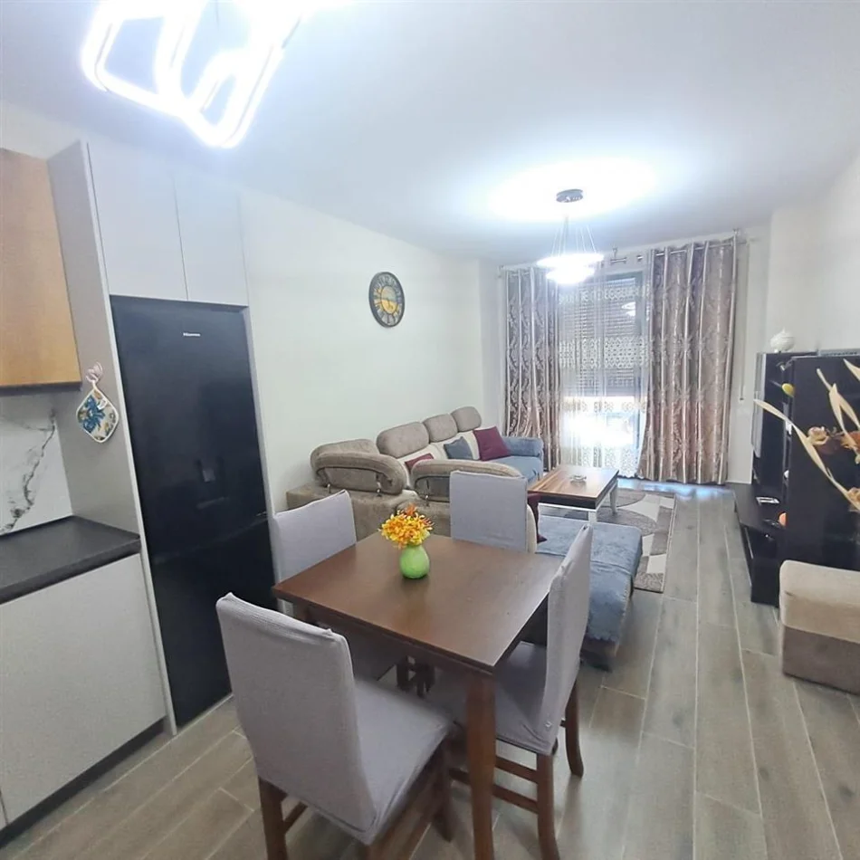 Tirane, jepet me qera apartament 1+1+Ballkon Kati 2, 70 m² 580 € (SADIK PETRELA)