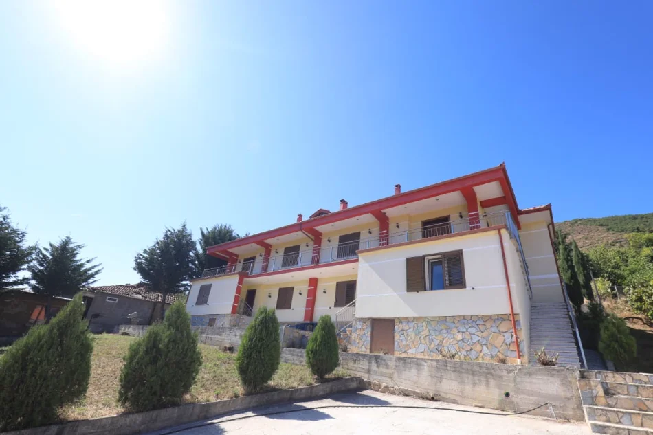 Pogradec, shitet Vile 3 Katshe , 3.000 m² 260.000 € (në hyrje të Pogradecit)