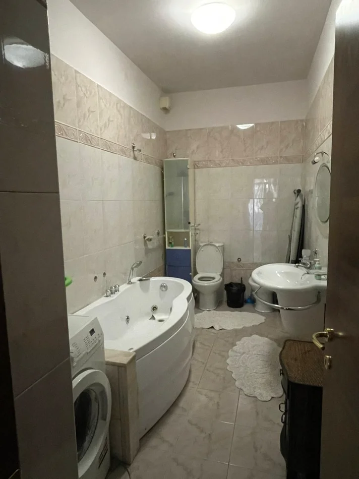 Tirane, shes apartament 2+1+Ballkon Kati 2, 63 m² 250.000 € (Pallatet Agimi)