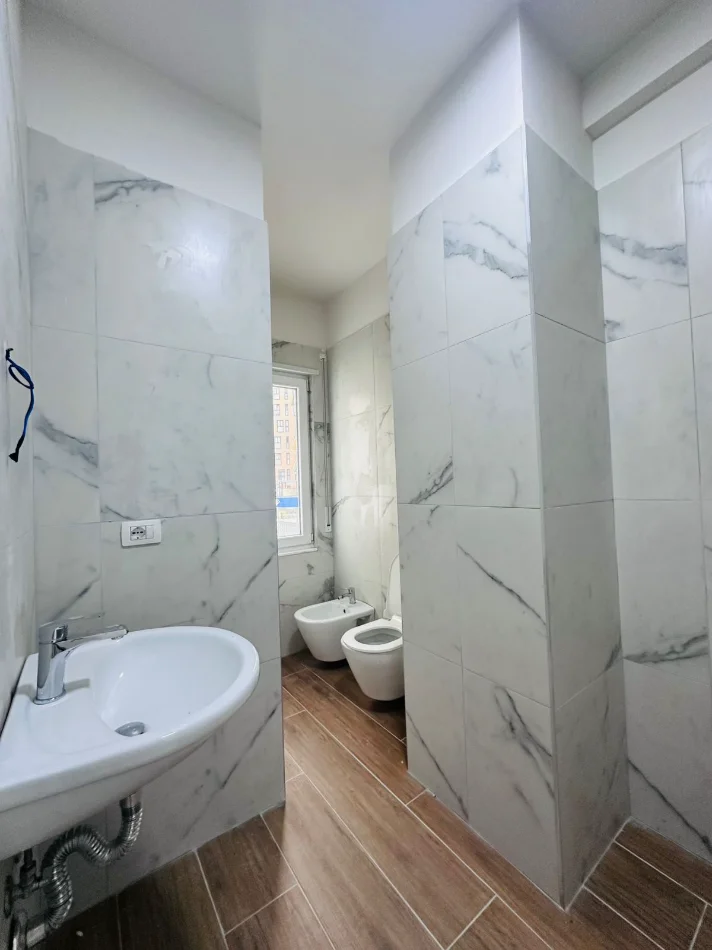 Tirane, jepet me qera zyre Kati 2, 64 m² 680 € (Rruga e Kosovareve)