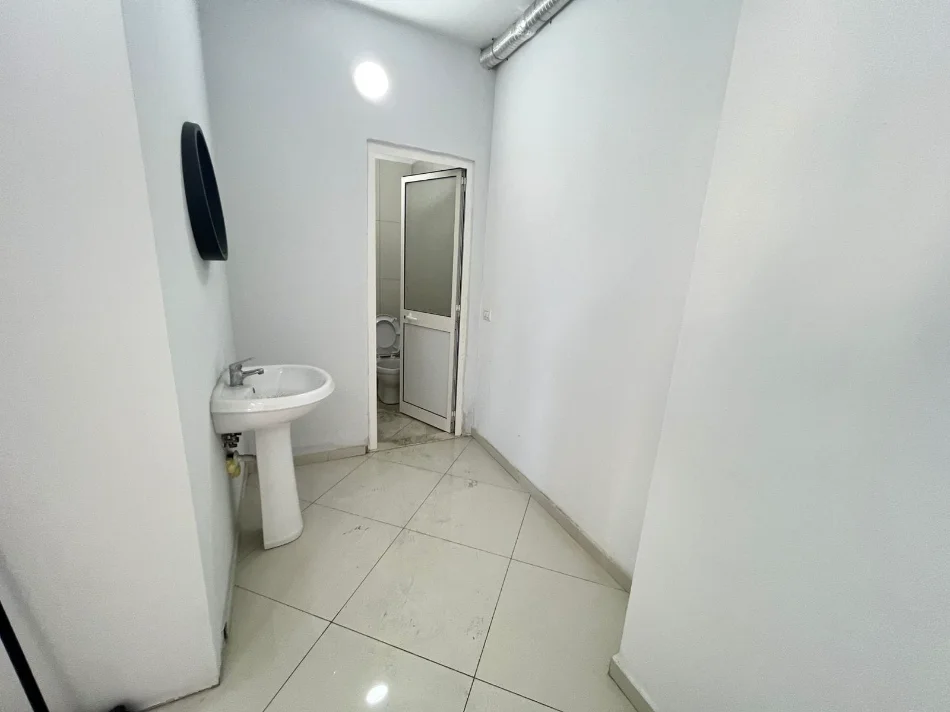 Tirane, jepet me qera zyre Kati 2, 160 m²2000 € (Rruga Teodor Keko)