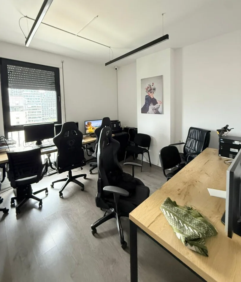 Tirane, jepet me qera zyre , 125 m² 900 € 