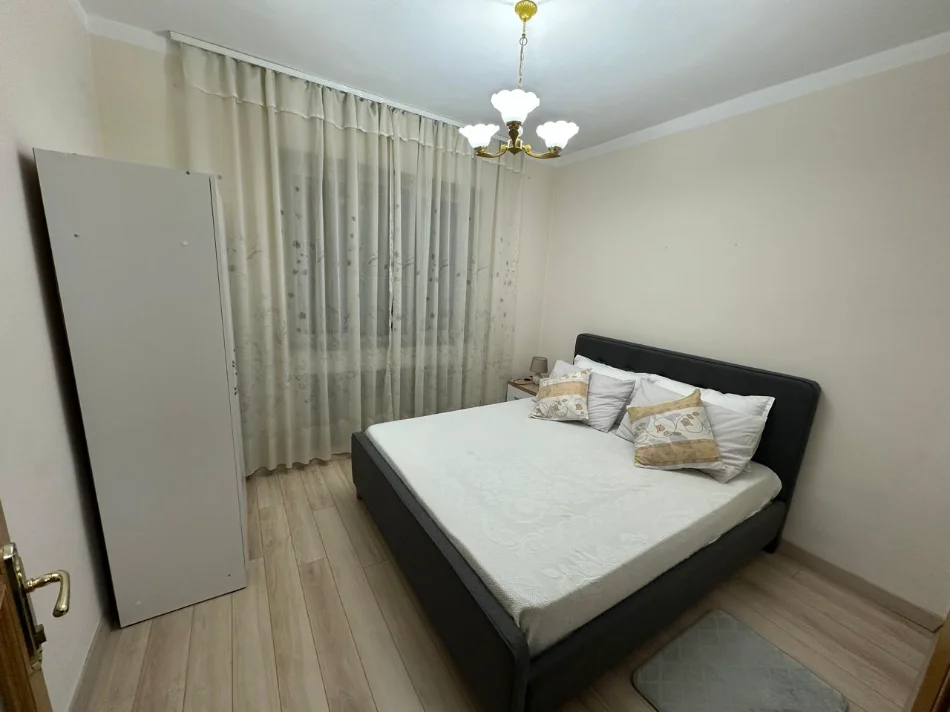 Tirane, jepet me qera apartament 3+1+Ballkon Kati 3, 100 m² 800 € (Myslym Shyri)