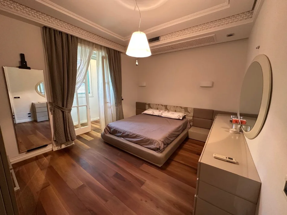 Tirane, jepet me qera apartament 1+1+Aneks+Ballkon Kati 2, 75 m² 600 € (Pazari i Ri/Rr.Qemal Stafa)