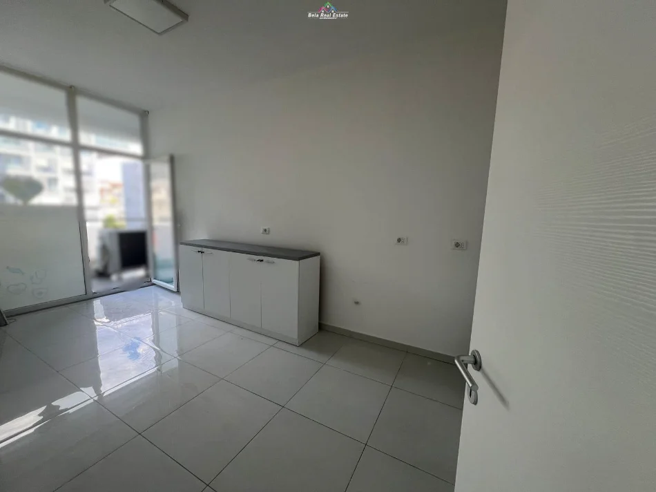 Tirane, jap me qera zyre Kati 2, 105 m² 1.050 € (Komuna e Parisit, Kompleksi Kika)