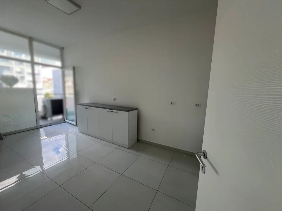Tirane, jepet me qera zyre Kati 2, 105 m² 1.050 € (kompleksi kika 2)
