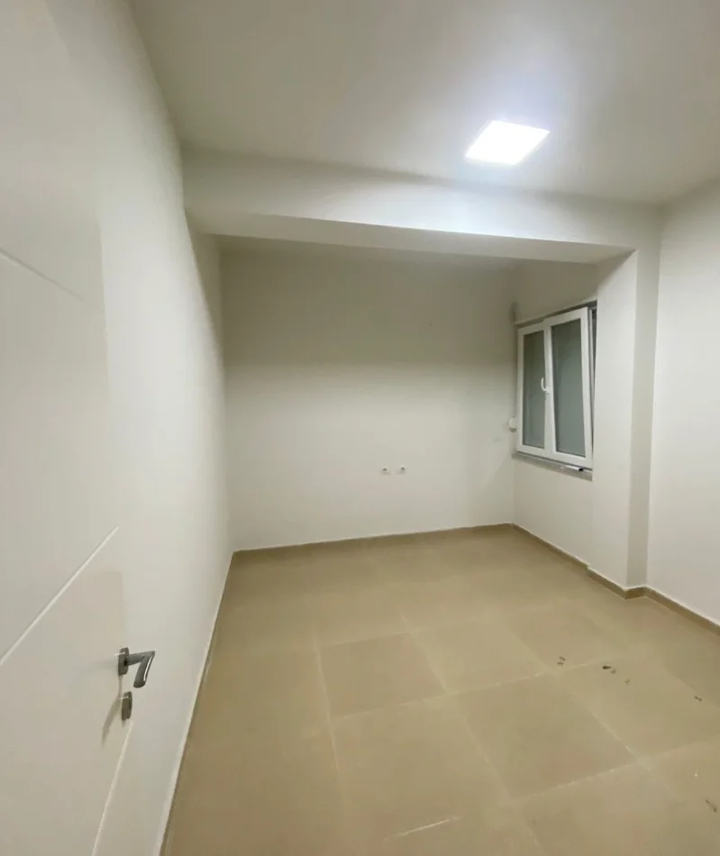 Tirane, jepet me qera zyre , 93 m² 1.000 € 