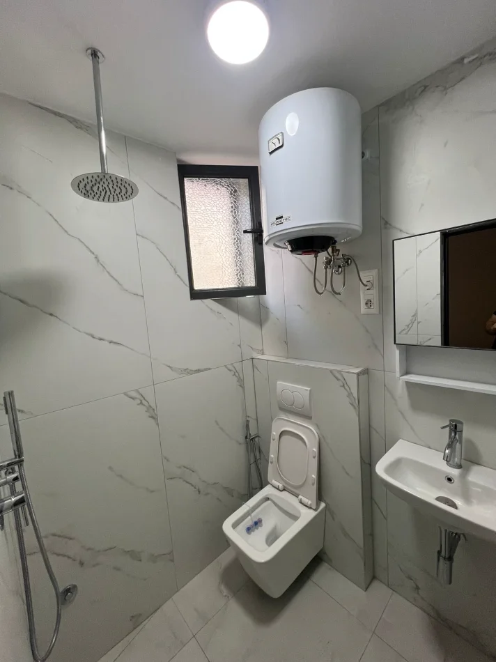 Tirane, jepet me qera apartament 1+1+Ballkon Kati 1, 350 € (Shkolla e Bashkuar (pranë Uni të Mjekësisë))