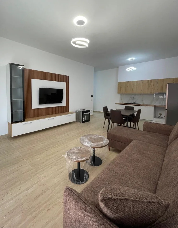 Tirane, jepet me qera apartament 1+1 , 70 m² 900 € 