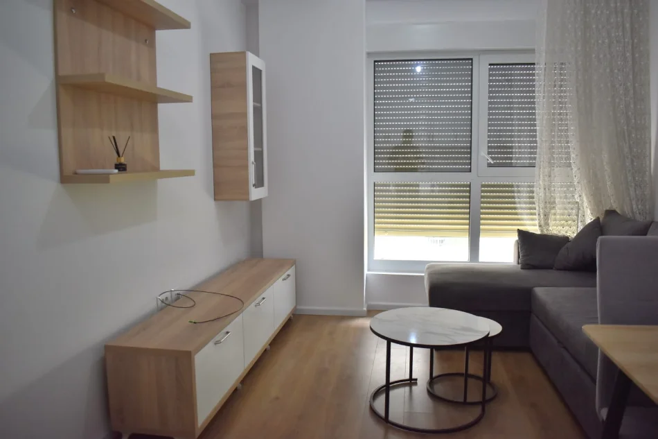 Tirane, jepet me qera apartament 1+1+Ballkon Kati 5, 55 m² 450 € (Rezidenca Kaimi/Rruga Pasho Hysa)