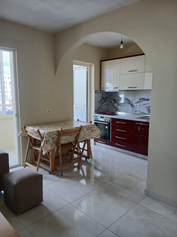 Tirane, jepet me qera apartament 1+1+Ballkon , 65 m² 450 € (Medreseja)