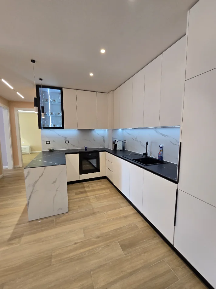 Tirane, jepet me qera apartament 2+1 , 120 m² 1.300 € (Kompleksi Delijorgji)