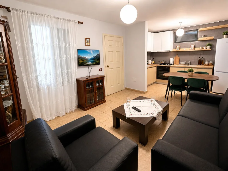Tirane, jepet me qera 2+1+Ballkon , 159 m² 550 € (Rruga Naum Veqilharxhi, pranë Venue Bar)