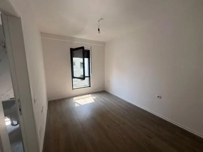 Tirane, jepet me qera zyre Kati 2, 103 m² 800 € (xhanfize keko)
