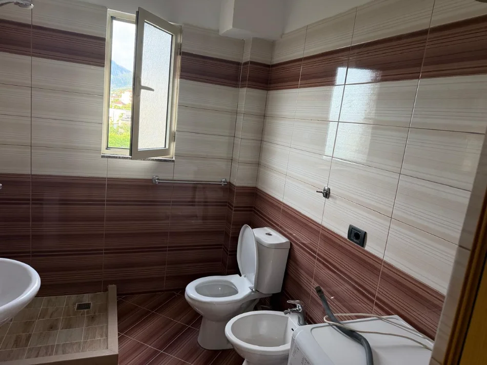Tirane, jepet me qera apartament 1+1+Ballkon Kati 2, 68 m² 450 € (Kinostudio)