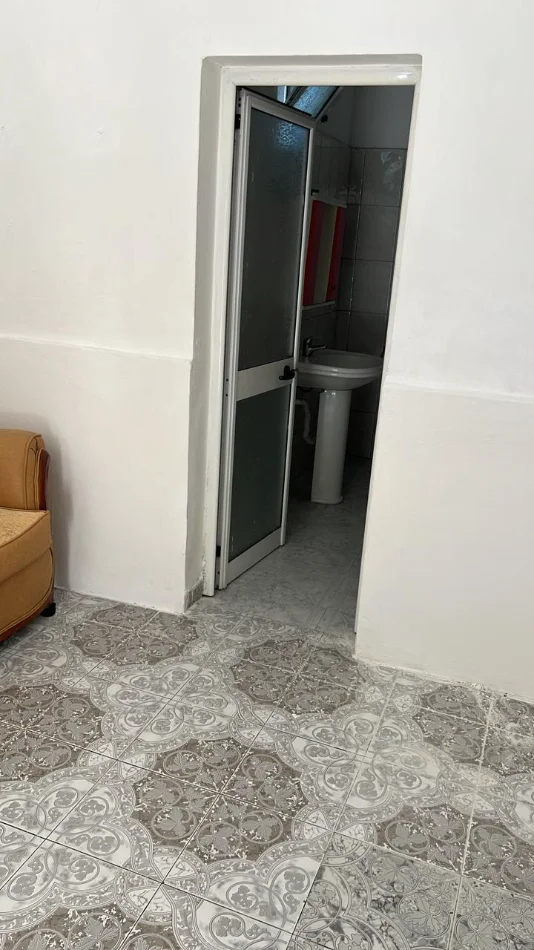 Tirane, jepet me qera apartament 1+1 Kati 1, 100 m² 300 € (Ish Parku i Autobuzave)