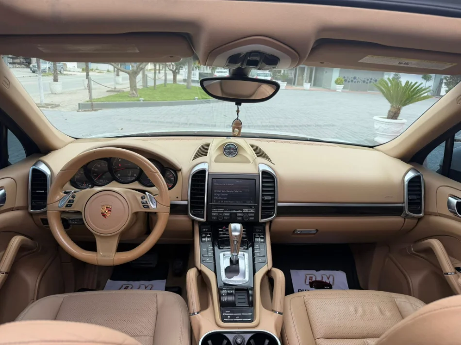Fier, shes makine PORSCHE CAYENNE-3.0 DIESEL-PANORAMA-SUPER GJENDJE--NDERROHET Nafte, e bardhë automatik Klima 252.000 km 14.500 €