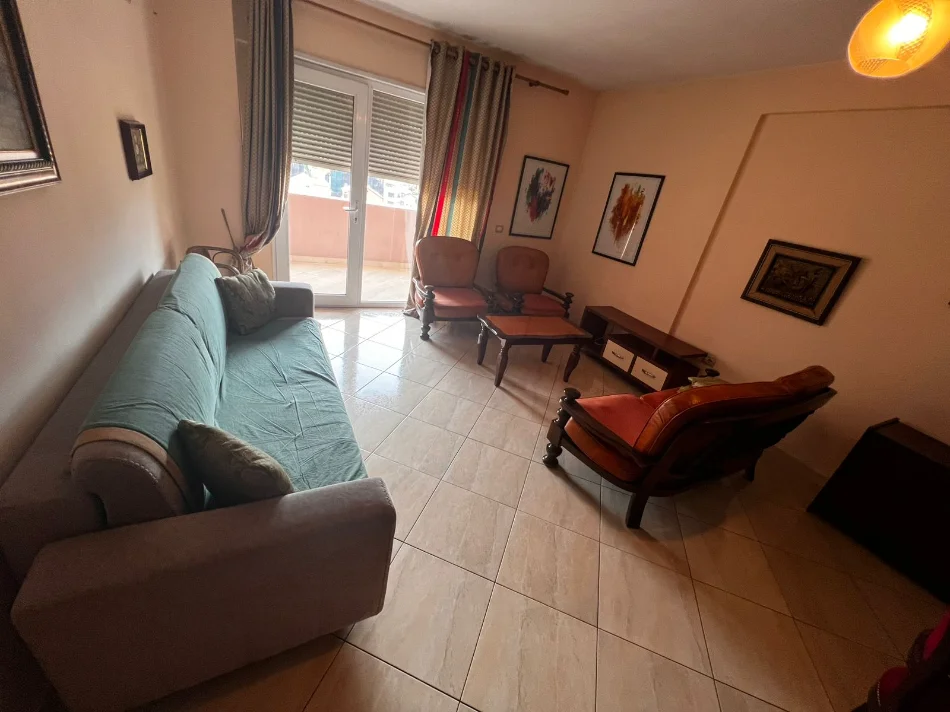 Tirane, jepet me qera apartament 1+1+Ballkon Kati 6, 85 m² 600 € (Rruga Siri Kodra)