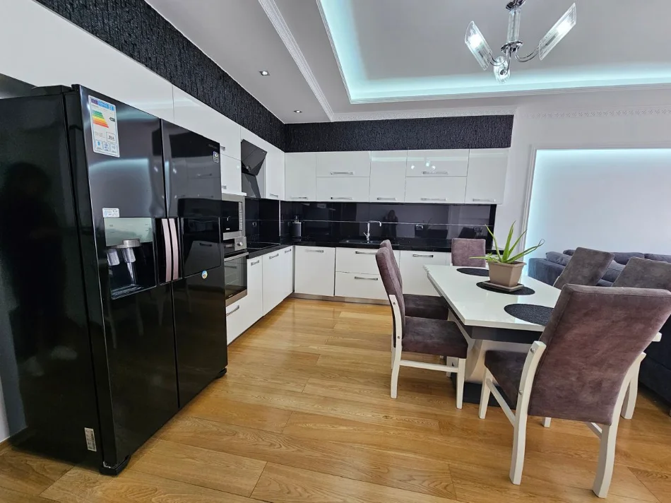 Tirane, jepet me qera apartament 2+1 , 120 m² 900 € (Kopshtit Zoologjik)