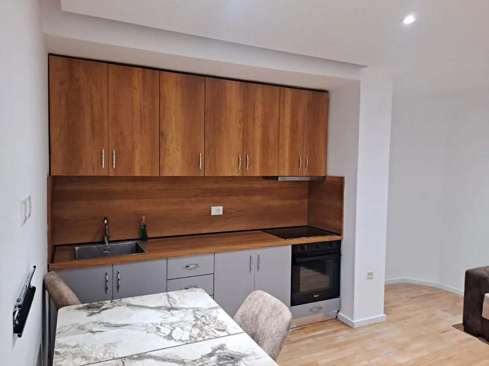 Tirane, jepet me qera apartament 2+1+Ballkon Kati 3, 90 m² 550 € (Stacioni i Trenit)