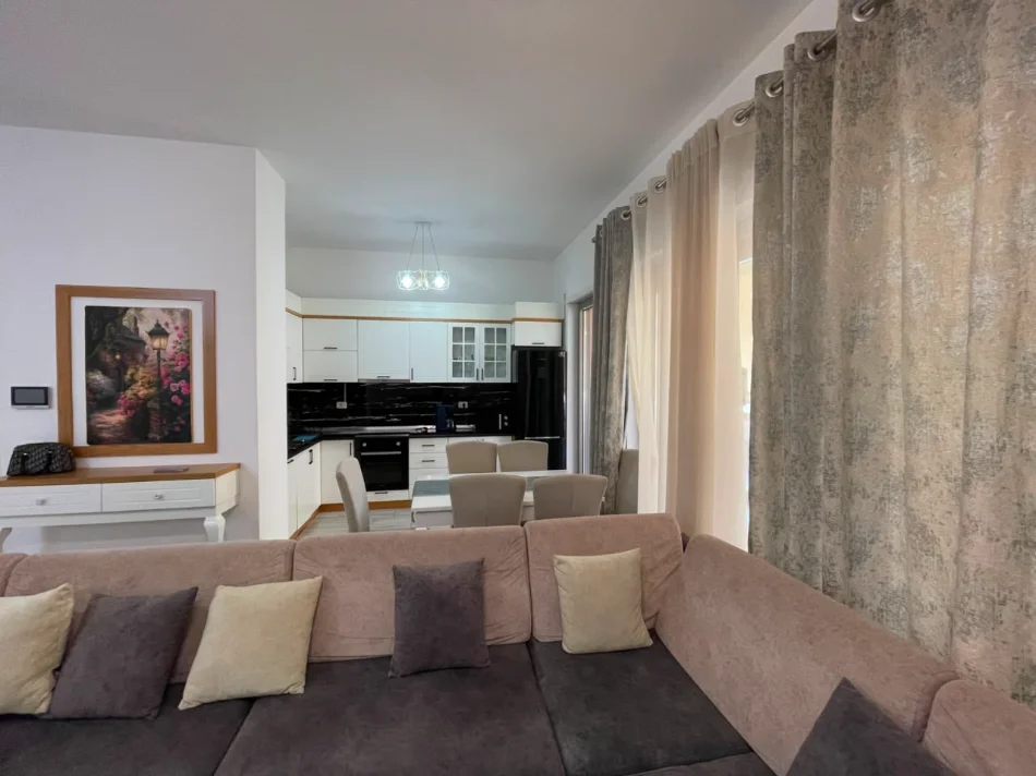 Tirane, jepet me qera apartament 2+1 , 120 m² 1.200 € (Kompleksi Delijorgji)