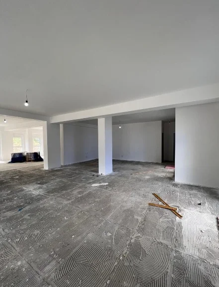 Tirane, jepet me qera dyqan , 220 m² 3.000 € (Ali Demi)