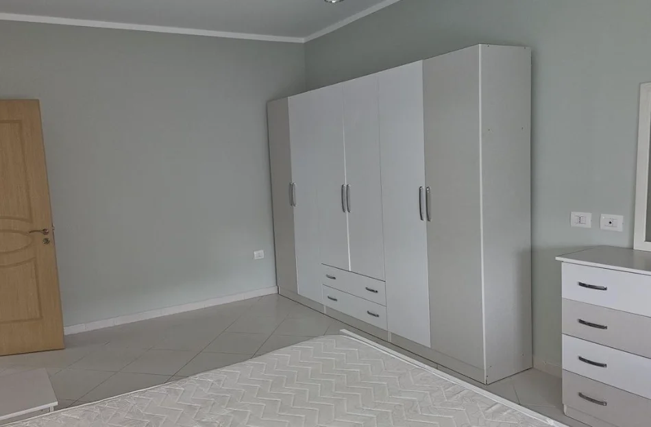 Tirane, jepet me qera apartament 2+1 , 90 m² 650 € 