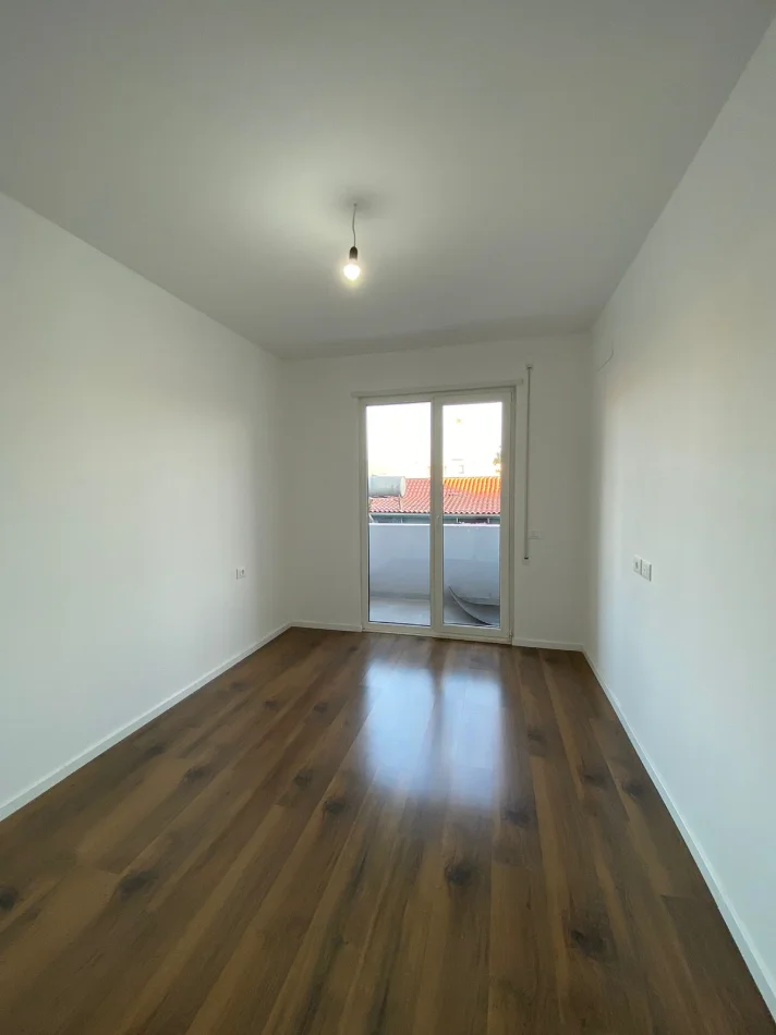 Tirane, jepet me qera apartament 1+1+Ballkon Kati 3, 68 m² 450 € (Rruga e Dibres/Ministria e Mbrojtjes)