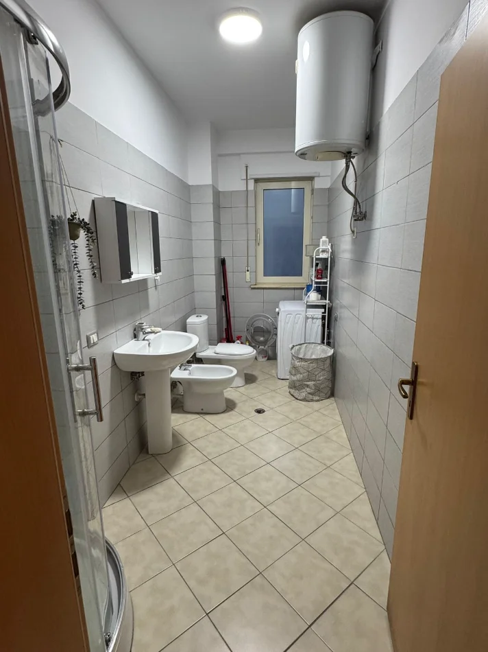 Tirane, jepet me qera apartament 1+1 , 88 m² 600 € 