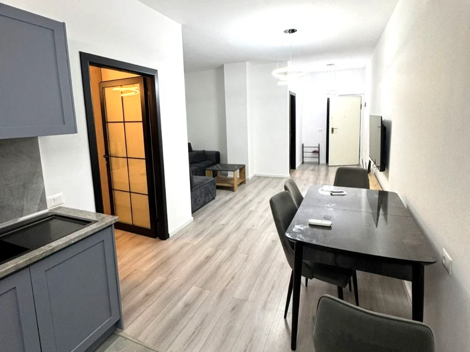 Tirane, jepet me qera apartament 1+1 Kati 2, 100 m² 650 € 