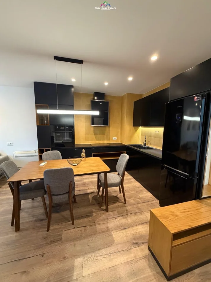 Tirane, jepet me qera apartament 2+1+Ballkon Kati 11, 90 m² 800 € (Kompleksi Kontakt)