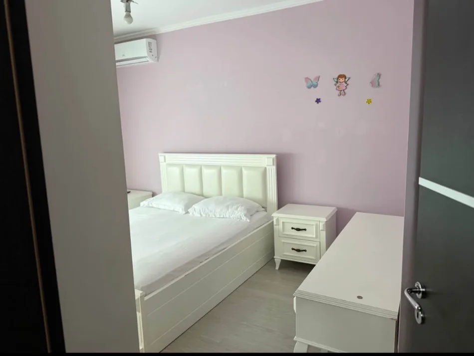 Tirane, jepet me qera apartament 2+1 , 85 m² 750 € (Komuna e Parisit)